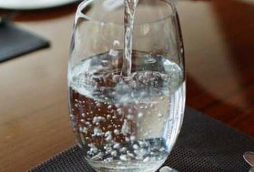 Suyt chet vi uong 5 lit nuoc mot ngay de giam can don Tet