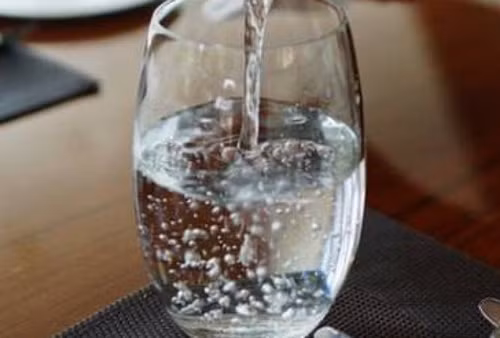 Suyt chet vi uong 5 lit nuoc mot ngay de giam can don Tet