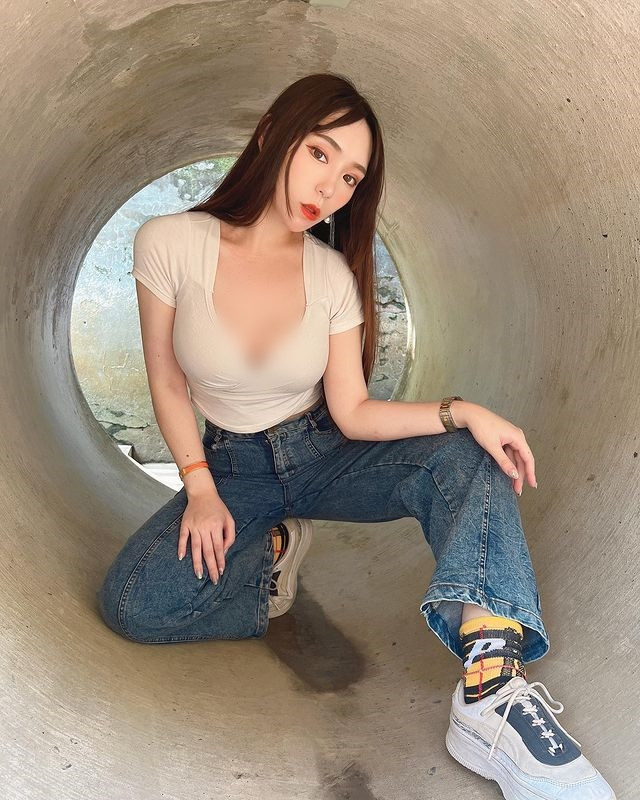 Theo người hâm mộ của Trăn Ny, hot girl có một thân hình hoàn hảo với tỷ lệ cân đối, đôi chân dài và bộ ngực khủng thực sự đáng để mọi cô gái ghen tị.