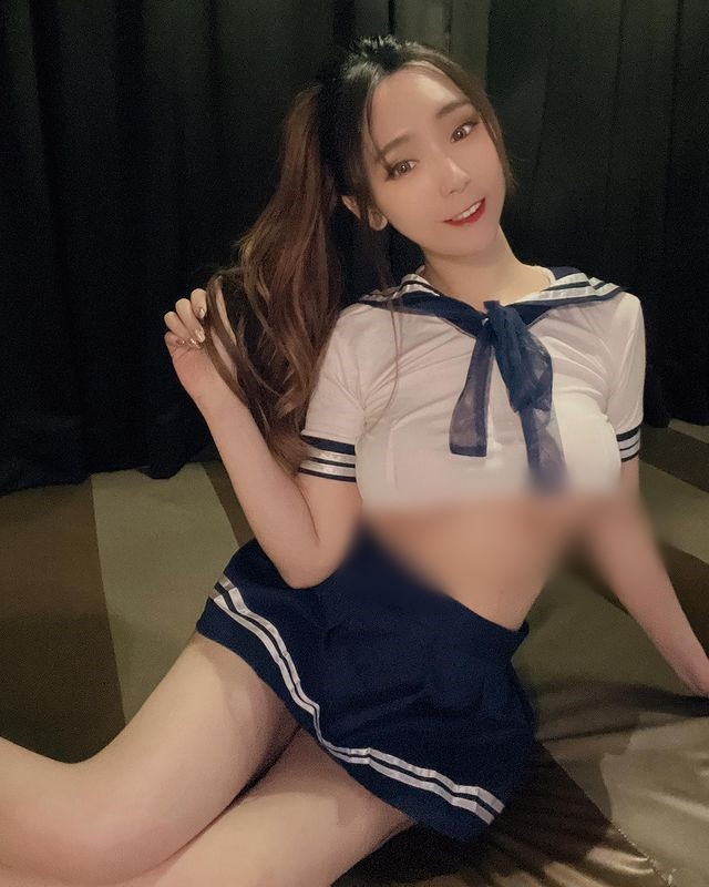 Đáng nói, chiếc áo mà cô nàng diện lại theo phong cách hở chân ngực, vô hình trung khiến bộ trang phục trở nên phản cảm.