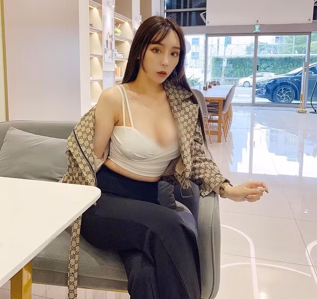 Cách đây không lâu, Trăn Ny tung ra hình ảnh mặc đồ nữ sinh gợi cảm, bốc lửa.