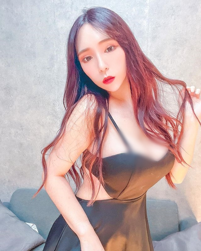 Nhiều người chỉ trích Trăn Ny muốn nổi tiếng hơn nên bất chấp. Đáp lại những lời mắng mỏ, hot girl vẫn đang giữ thái độ im lặng.