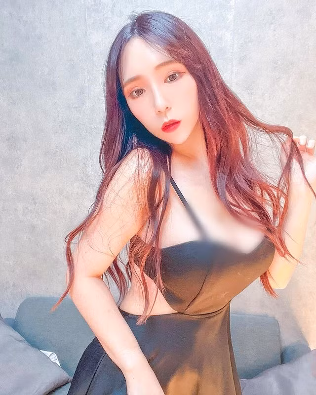 Nhiều người chỉ trích Trăn Ny muốn nổi tiếng hơn nên bất chấp. Đáp lại những lời mắng mỏ, hot girl vẫn đang giữ thái độ im lặng.