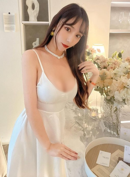 Nhan sắc của hot girl cũng thực sự thu hút. Cô nàng cao 165 cm, vòng một cỡ 34F đầy đặn, vòng eo thon thả, vòng ba căng đầy.