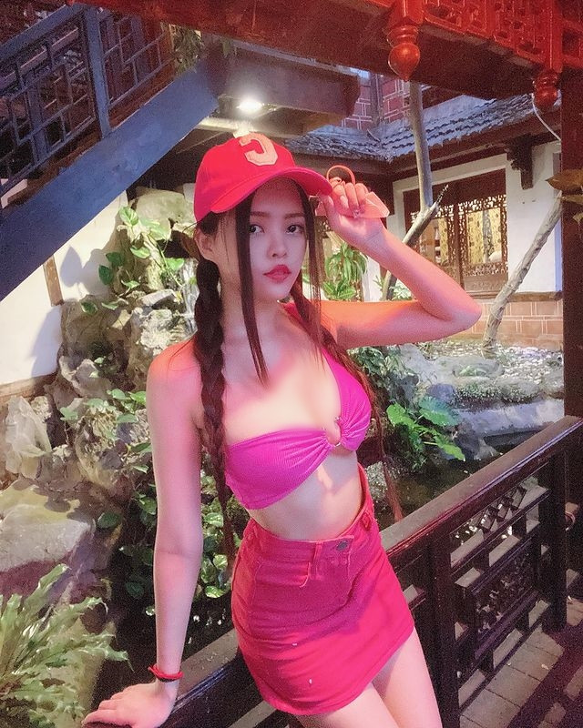 So sánh với những hot girl khác, quả thật Dương Nhi đang làm rất tốt công việc của mình.