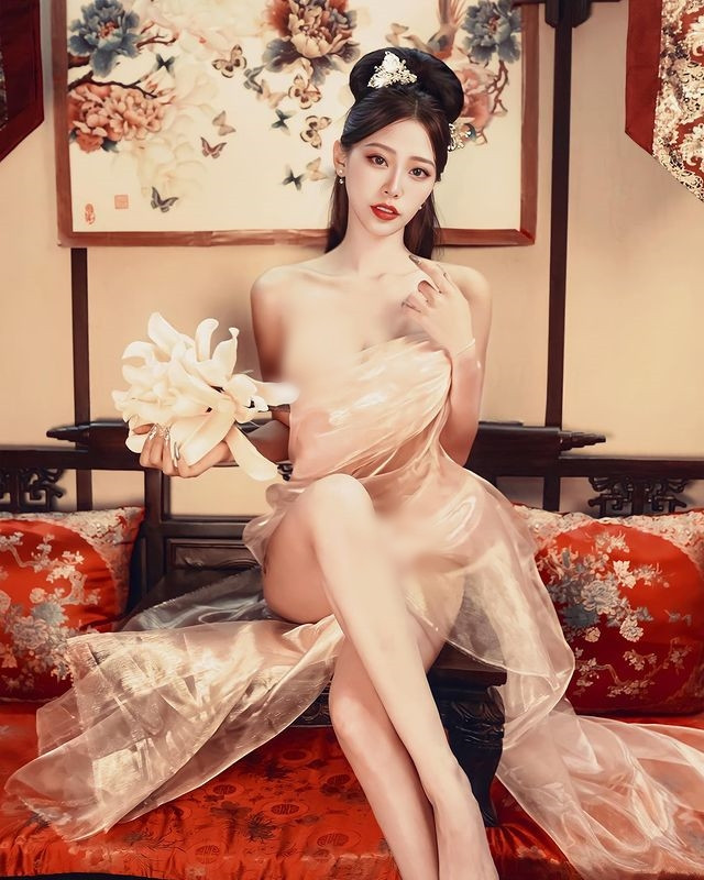 Trước đó, bộ ảnh cô nàng hóa thiếu nữ cổ trang, diện đồ mỏng tang, xuyên thấu, khoe dáng vẻ đẹp mê người của mình cũng nhận được không ít sự quan tâm.