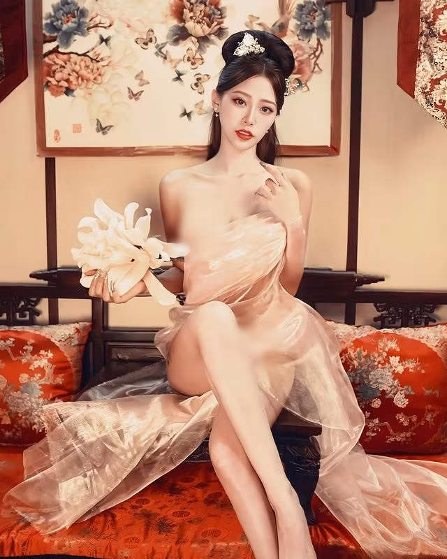 Trước đó, bộ ảnh cô nàng hóa thiếu nữ cổ trang, diện đồ mỏng tang, xuyên thấu, khoe dáng vẻ đẹp mê người của mình cũng nhận được không ít sự quan tâm.