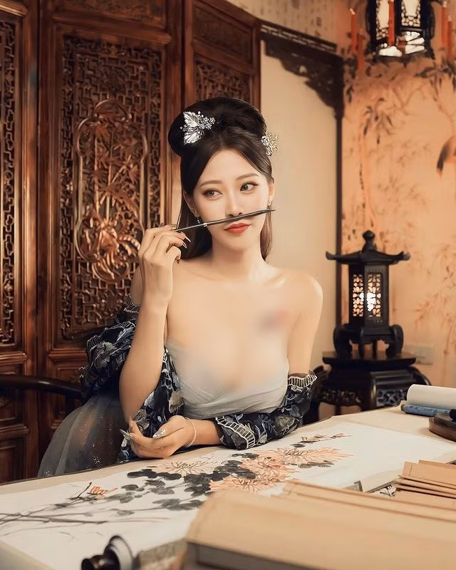 Dù vấp phải nhiều chỉ trích về việc ăn mặc phản cảm, Mân Mân vẫn cho rằng cô nàng đang đi đúng hướng.