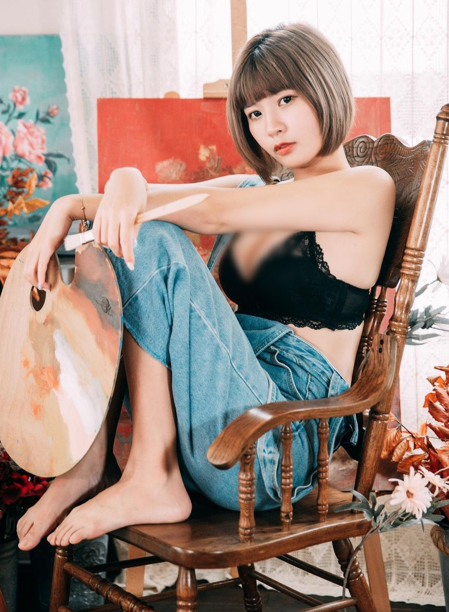 Liên tục trong thời gian ngắn, hot girl gợi cảm này chiêu đãi người hâm mộ bằng loạt ảnh khoe nội y khi hoá thân thành nàng hoạ sĩ.