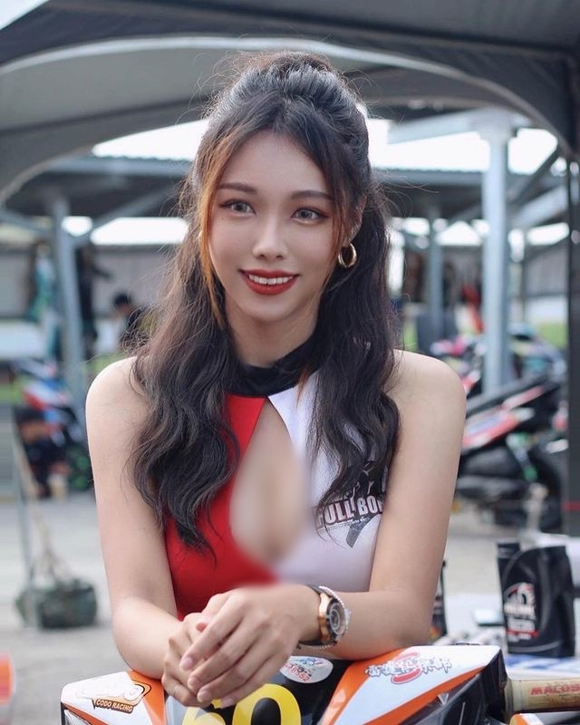 Bóng đá là môn thể thao mà Quan Quan yêu thích, theo dõi nhiều năm qua. Dù bận rộn với công việc người mẫu, cô nàng cũng không bỏ qua những trận cầu đỉnh cao.