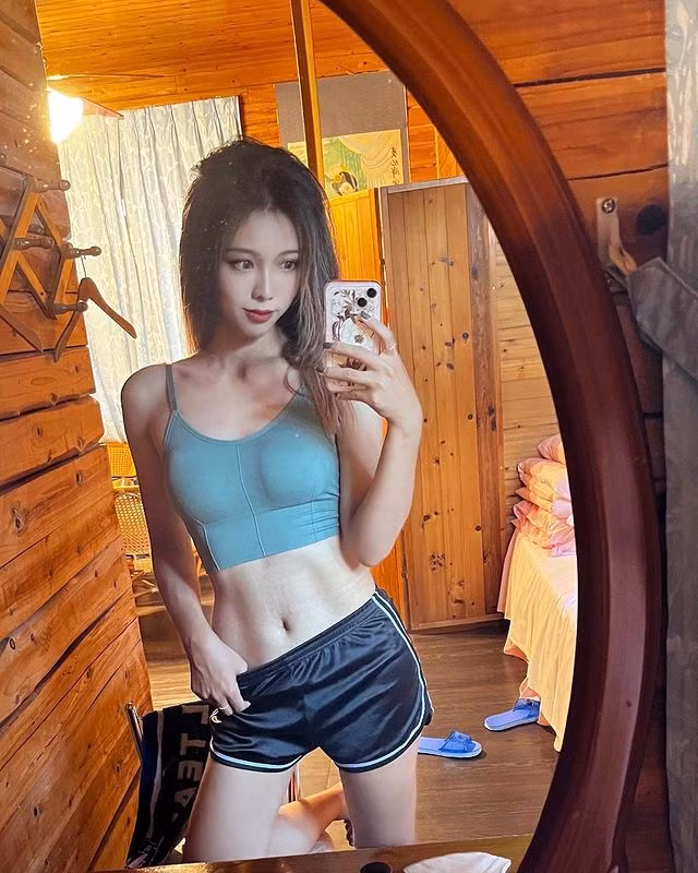 Theo Quan Quan chia sẻ, cô có niềm đam mê với thể dục thể thao, cơ bụng số 11 là niềm tự hào của hot girl này.