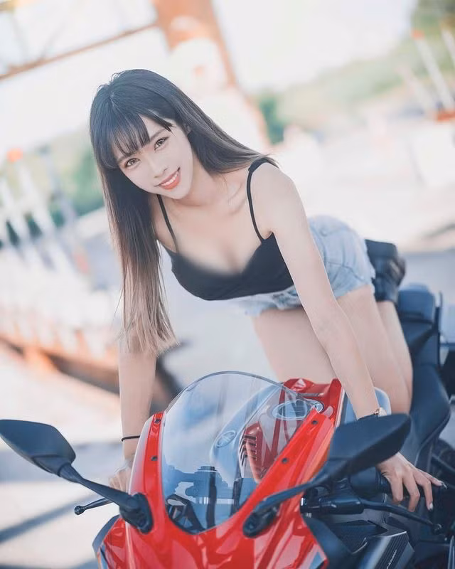 Đồng thời, họ cũng so sánh sự khác nhau giữa Quan Quan và những hot girl gợi cảm có cùng đam mê bóng đá khác.