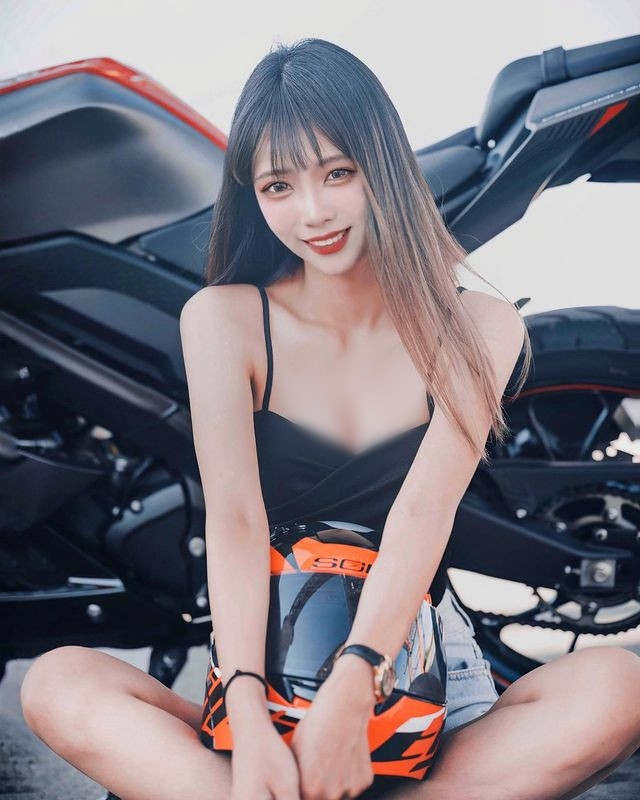 Theo đa số ý kiến bình luận, Quan Quan cũng chụp ảnh gợi cảm trên sân cỏ, bên trái bóng nhưng hình ảnh của cô nàng rất vừa phải.