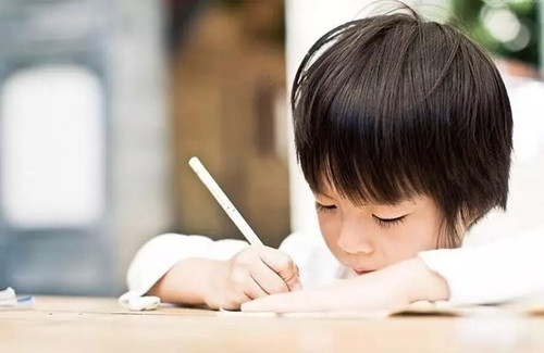 Hoc sinh khong nop bai tap, co giao lam dieu chang ai ngo