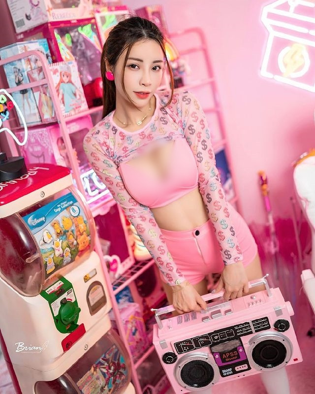 Cô nàng rất tự tin và thoải mái diện những set đồ bó sát, gợi cảm, cắt xẻ táo bạo và xuyên thấu.