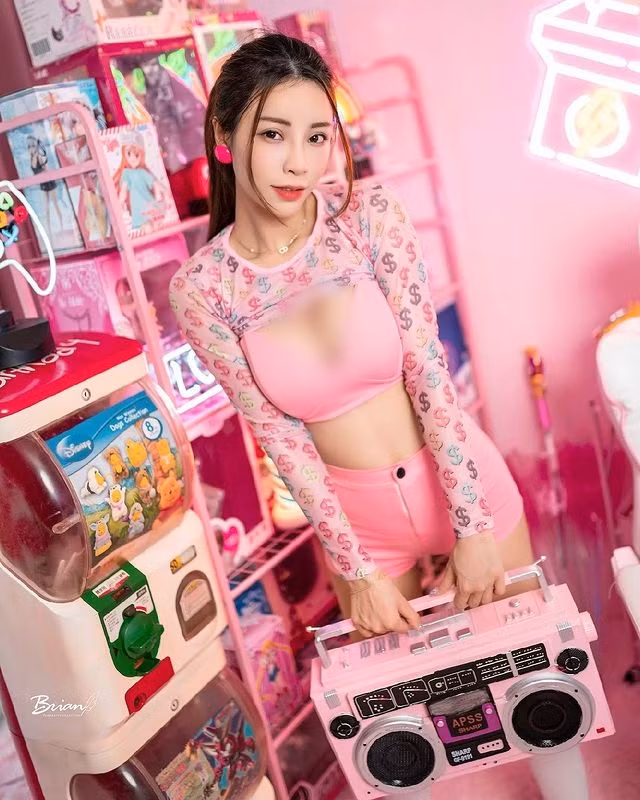 Cô nàng rất tự tin và thoải mái diện những set đồ bó sát, gợi cảm, cắt xẻ táo bạo và xuyên thấu.