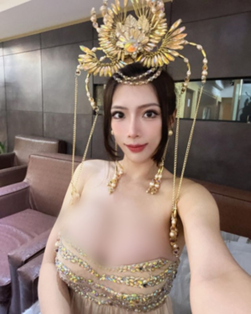 Cô nàng thường xuyên xuất hiện với hình ảnh nóng bỏng, gợi cảm, thu hút đông đảo người hâm mộ.