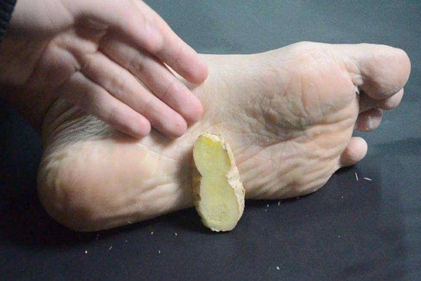 Dan ong xat gung vao long ban chan, 2 dieu ky dieu den-Hinh-2