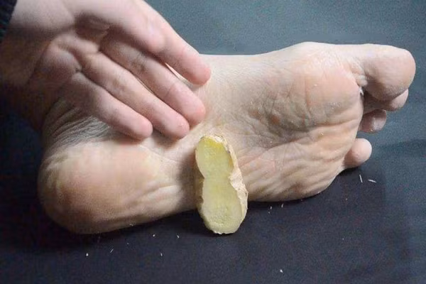 Đàn ông xát gừng vào lòng bàn chân, 2 điều kỳ diệu đến - Hình 2 Dan ong xat gung vao long ban chan, 2 dieu ky dieu den-Hinh-2