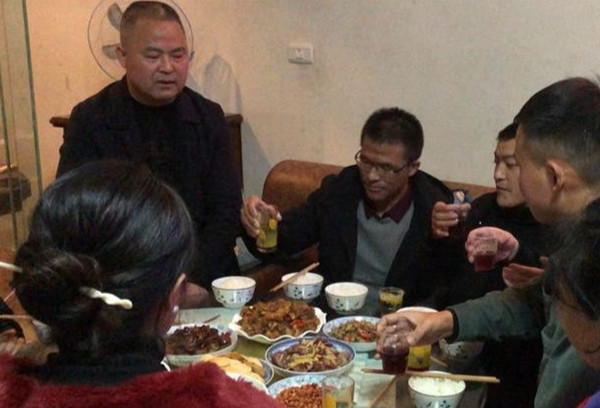 Chong thong dong tinh nhan hai vo con va su that ngo ngang-Hinh-2