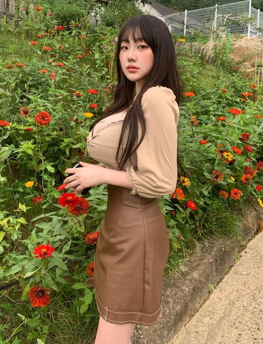 Dạo một vòng trên trang cá nhân, có thể thấy rõ ràng, Sejin cực chuộng những thiết kế giúp cô nàng khoe được vòng một đồ sộ.