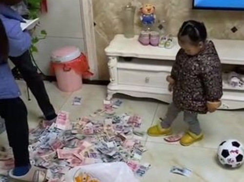 Me chong danh bai, con dau ung ho va cai ket kinh ngac-Hinh-2