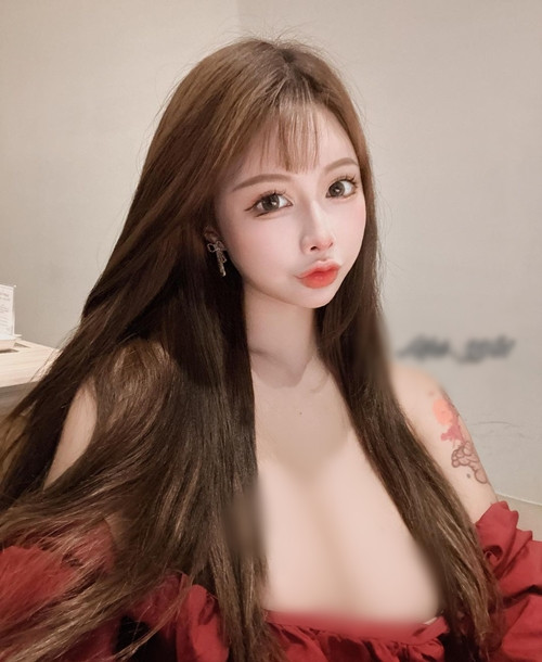 Thế nhưng bất chấp dư luận, Ngải Phi vẫn liên tục chia sẻ những hình ảnh gợi cảm, bốc lửa của mình.