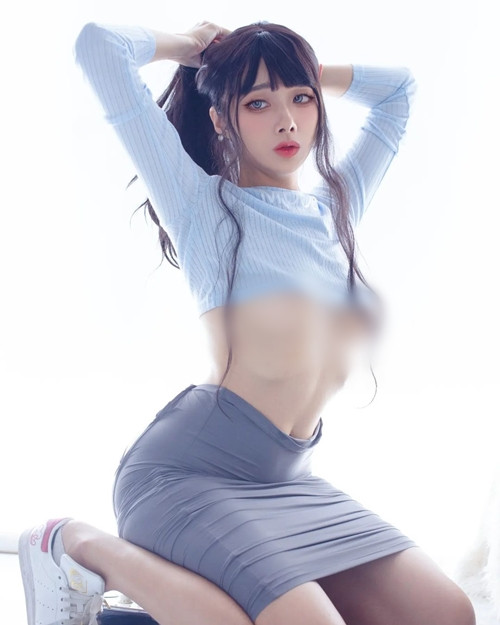 Thường xuất hiện với hình ảnh trẻ trung, gợi cảm và giao lưu với mọi người rất duyên dáng, nhờ vậy, cô nàng thu hút được một lượng fan hâm mộ đông đảo.