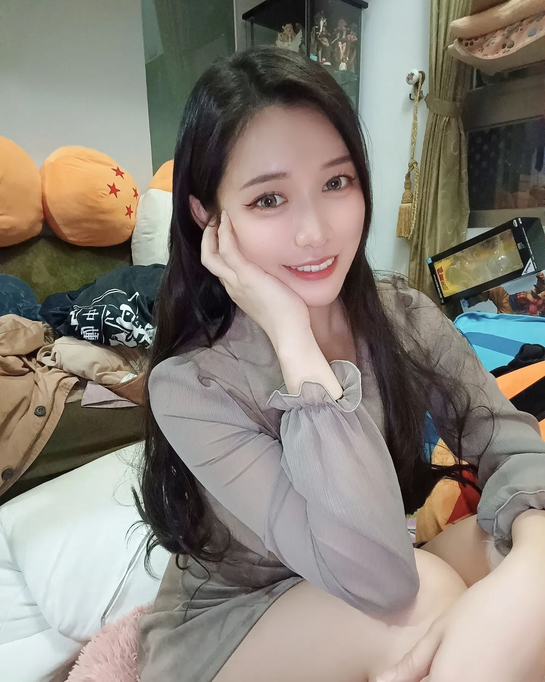 Họ chỉ trích Hà Ngữ Huyên ham muốn danh tiếng quá mức, không từ thủ đoạn để có thể đạt được thêm sự chú ý.