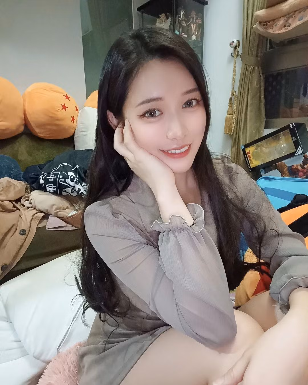 Họ chỉ trích Hà Ngữ Huyên ham muốn danh tiếng quá mức, không từ thủ đoạn để có thể đạt được thêm sự chú ý.