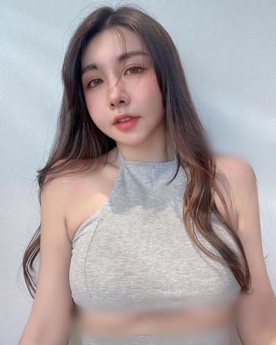 Rất nhanh sau đó, danh tính của hot girl gợi cảm này được tìm ra, đó là Chu Niệm Huân, một trong những hot girl, người mẫu nổi tiếng Đài Loan.