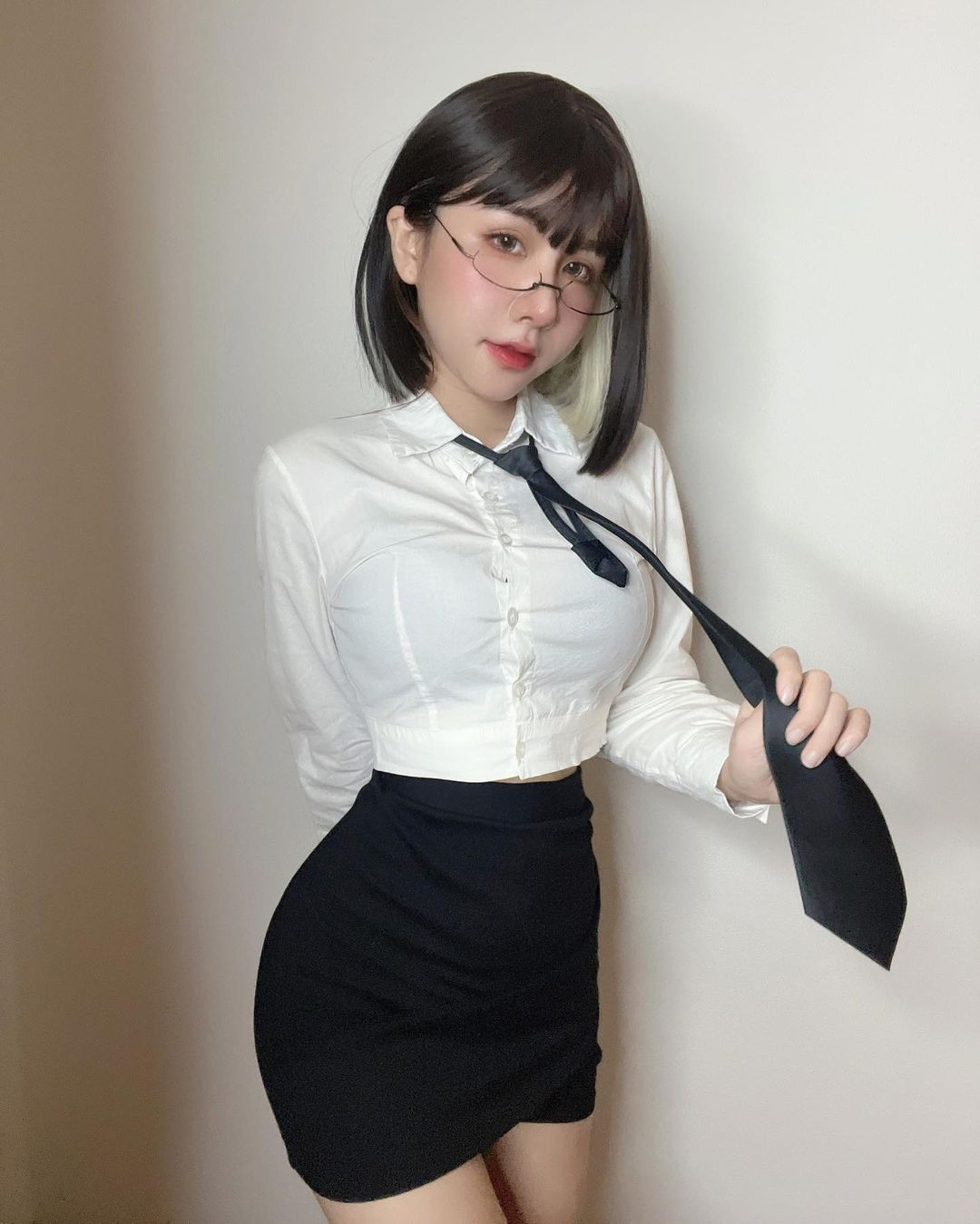 Bên cạnh đó, cô nàng lại có tỷ lệ cơ thể chuẩn với bộ ngực khủng lên tới cup F. Cô nàng chỉ cao 1m50, tuy nhiên nhờ cách phối đồ, hot girl gợi cảm trông vẫn rất cao ráo.