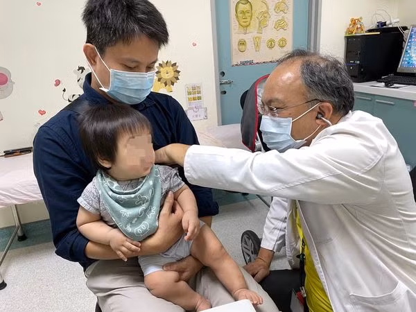 Để con trai nhỏ ôm ấp thú cưng, cha mẹ hối không kịp De con trai nho om ap thu cung, cha me hoi khong kip