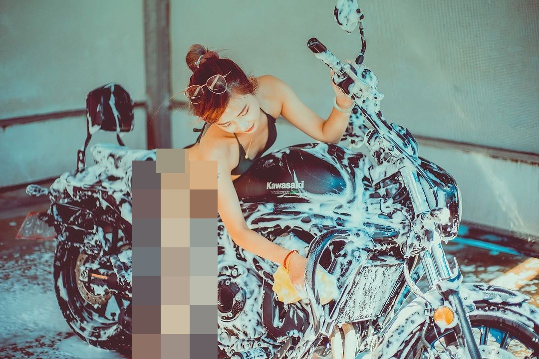 Đa số mọi người đều cho rằng hot girl gợi cảm Alice đang bất chấp tất cả để nhận được sự quan tâm của cộng đồng mạng.