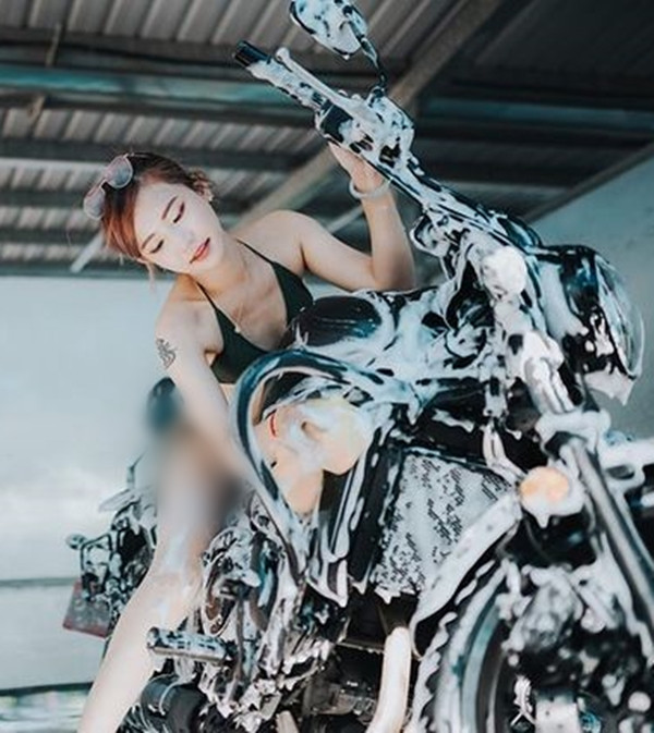 Phải biết rằng, thời điểm hiện tại là mùa đông, dù có nắng, việc diện bikini 2 mảnh, động chạm vào nước cũng rất giá buốt.