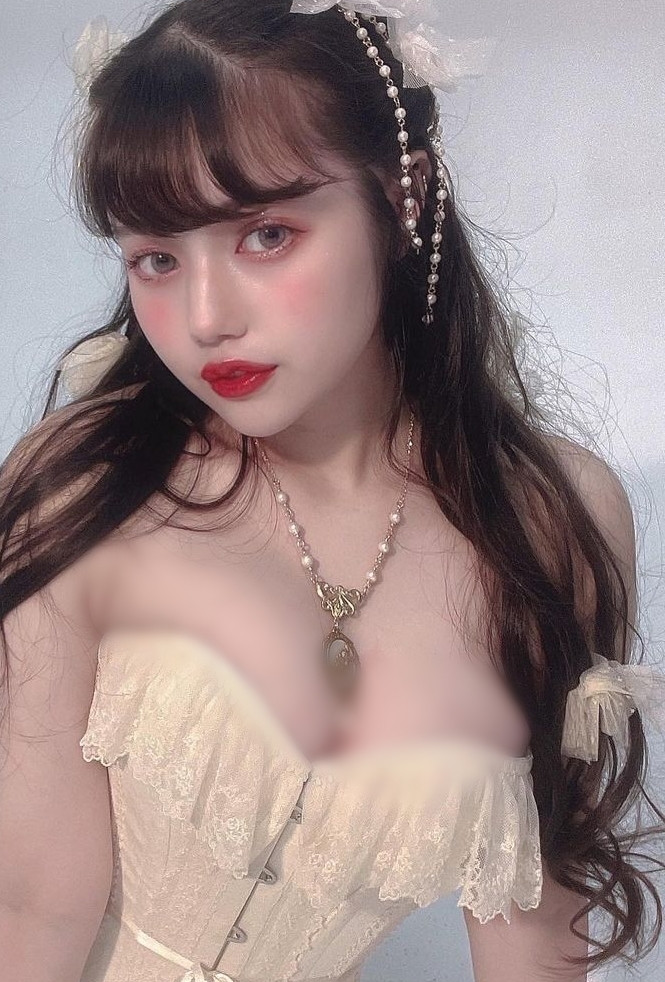 Murata Mikako cũng tự hào với phong cách trang điểm, ăn mặc giống búp bê của mình.