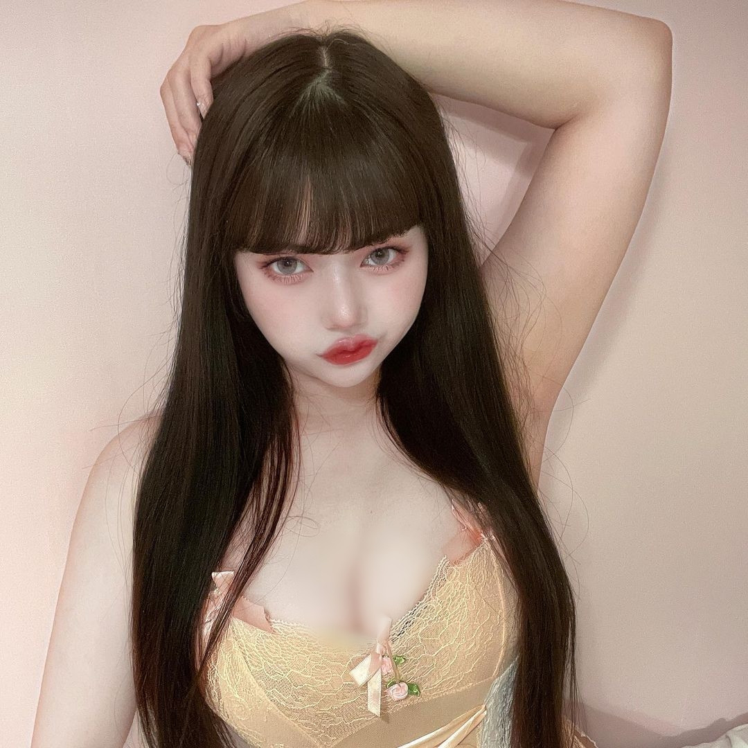 Trên thực tế, Murata Mikako hiếm khi khoe vẻ ngoài gợi cảm quá mức trước cộng đồng nhưng vẫn có thể thấy được thân hình đáng mơ ước của cô qua một vài bức ảnh công việc, chụp cho tạp chí.