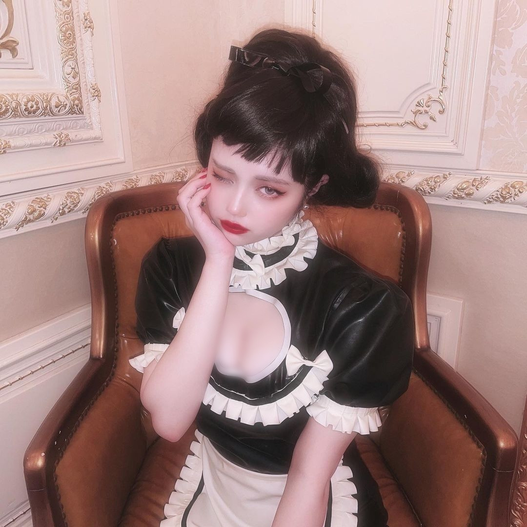 Cộng thêm lối trang điểm, ăn mặc cầu kỳ, Murata Mikako gây ấn tượng mạnh ngay từ cái nhìn đầu tiên.