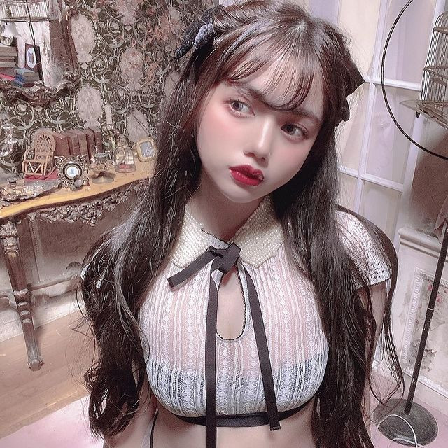 Đặc biệt, Murata Mikako có rất nhiều fan nữ, những người cho rằng cô nàng chính là một nàng búp bê gợi cảm phiên bản người thật.