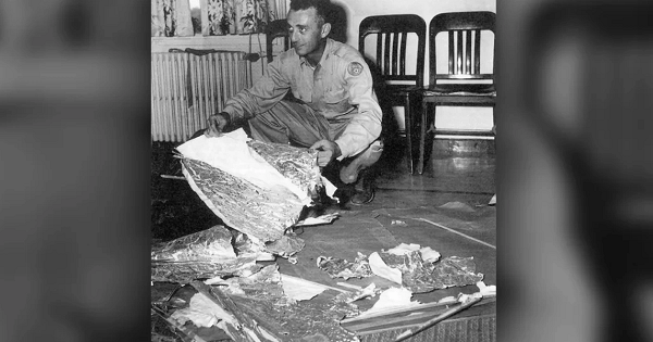 Nhưng công chúng và các phương tiện truyền thông không chấp nhận lời giải thích đó và dần dần người ta lãng quên câu chuyện tại đây. Nhưng trong một tờ báo cáo được tìm thấy trong "The Vault" ghi chú năm 1947 người có có tìm thấy một đối tượng "dường như là một đĩa bay" đã được thu hồi ở Roswell.