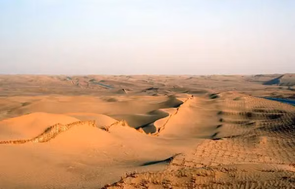 Điều khó tin là chiếc xe của họ còn nguyên vẹn, thậm chí nước và thức ăn trên xe còn nguyên, xăng đầy khiến nguyên nhân cái chết của họ trở nên phức tạp và khó hiểu.