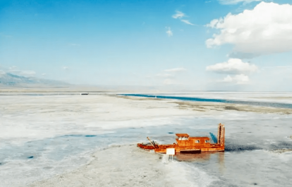 Bí ẩn là vậy nhưng vẫn có nhiều người bị cám dỗ bởi quá khứ ấy mà tìm về thám hiểm và du lịch ở Lop Nur. Hiện nay, Lop Nur chỉ có thể đón khách du lịch từ giữa tháng 4 đến tầm giữa tháng 10 mà thôi.