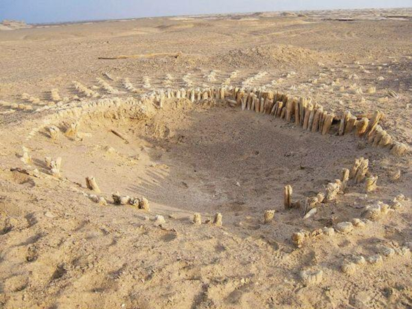 Tương truyền, ở Lop Nur có cất giấu kho báu cổ của người Lâu Lan thu hút vô số dân buôn đồ cổ, những người ưa khám phá đến tìm kiếm bảo vật. Nhưng tất cả đều một đi không trở lại khiến nơi đây trở thành cấm địa chết chóc.