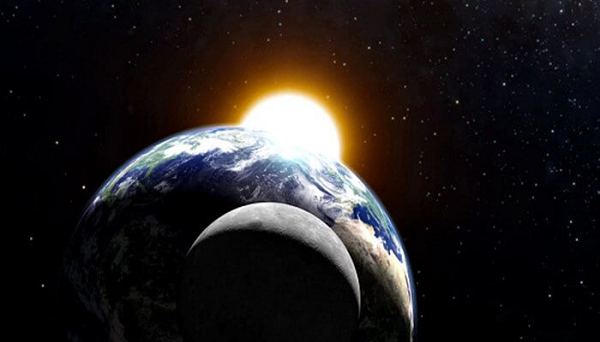 Mặt trăng là vệ tinh tự nhiên duy nhất của Trái đất đồng thời là vệ tinh tự nhiên lớn thứ năm trong Hệ Mặt Trời. Đa số các nhà thiên văn đều đồng ý rằng Mặt trăng được hình thành khoảng 30 - 50 triệu năm sau khi Hệ Mặt Trời được hình thành.