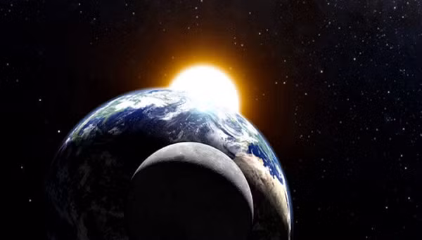 Mặt trăng là vệ tinh tự nhiên duy nhất của Trái đất đồng thời là vệ tinh tự nhiên lớn thứ năm trong Hệ Mặt Trời. Đa số các nhà thiên văn đều đồng ý rằng Mặt trăng được hình thành khoảng 30 - 50 triệu năm sau khi Hệ Mặt Trời được hình thành.