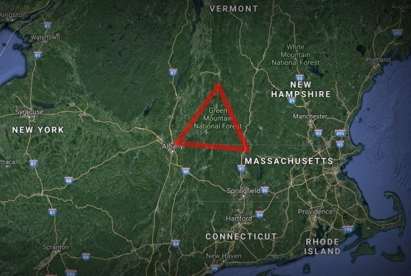 Những vụ người mất tích bắt đầu xảy ra trong vùng Tam giác Bennington từ năm 1945. Một người hướng dẫn săn bắn ở địa phương, 74 tuổi, tên là Middie Rivers dẫn đầu nhóm 4 thợ săn quanh khu vực Hell Hollow trong khu rừng phía tây nam Glastenbury, đột nhiên biến mất.