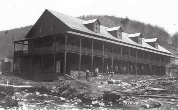 Người ta cho rằng xảy ra những vụ người mất tích vào năm 1945 đến 1950 là do một kẻ giết người hàng loạt. Tuy nhiên, thiếu bằng chứng xác đáng và sự đa dạng về tuổi tác và giới tính của nạn nhân (loại trừ các dạng kẻ giết người hàng loạt thông thường) cũng loại bỏ giả thuyết đó.