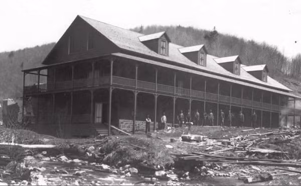 Người ta cho rằng xảy ra những vụ người mất tích vào năm 1945 đến 1950 là do một kẻ giết người hàng loạt. Tuy nhiên, thiếu bằng chứng xác đáng và sự đa dạng về tuổi tác và giới tính của nạn nhân (loại trừ các dạng kẻ giết người hàng loạt thông thường) cũng loại bỏ giả thuyết đó.