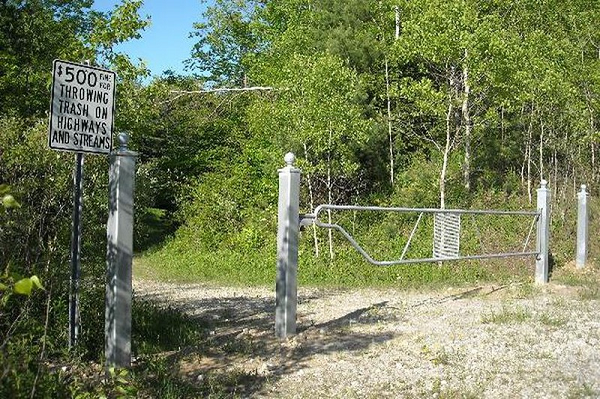 Năm sau đó, xảy ra vụ người mất tích nổi tiếng nhất trong lịch sử Vermont. Nạn nhân là cô Paula Welden, 18 tuổi, là sinh viên trường Cao đẳng Bennington. Cô Paula quyết định đi bộ một chặng đường dài ở Long Trail trong dịp Lễ Tạ Ơn trong khi hầu hết bạn bè đồng môn đã trở về nhà nghĩ lễ.