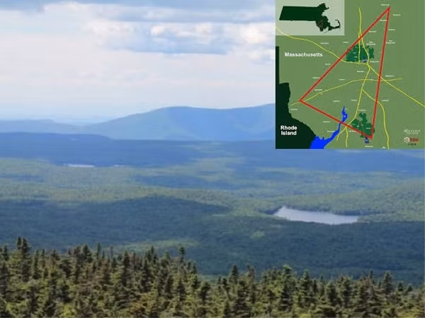 Bị bỏ hoang từ cuối thế kỷ 19 sau khi cơn bùng nổ khai thác gỗ đã tàn, khu vực Glastenbury giờ đây tương đối hẻo lánh và hoang sơ. Từ lâu, vùng Tam giác quỷ Bennington bị coi là nơi kỳ bí và nguy hiểm không kém gì Tam giác quỷ Bermuda.